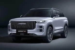 SUV JAECOO J7 PHEV argent Moonlight vu en 3/4 avant droit avec calandre verticale noire distinctive et phares LED carrés.