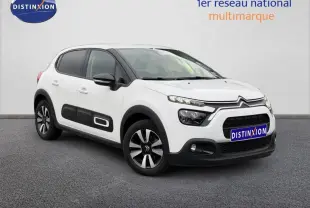 Citroën C3 blanc Banquise vue 3/4 avant droit avec protections latérales noires et jantes alu.