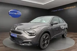 Vue 3/4 avant d'une Citroën C4 gris platinium 2022, avec phares LED et jantes alliage noires distinctives.