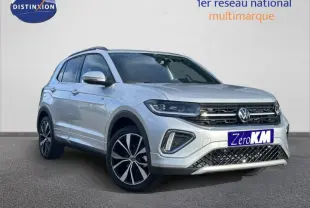 Vue 3/4 avant droit d'un Volkswagen T-Cross 1.0 TSI R-Line argenté avec jantes alliage et calandre noire chromée.