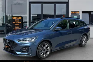 Ford Focus SW 2025 bleu vue 3/4 avant droit, break avec jantes alliage et calandre noire distinctive.