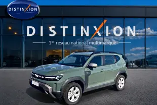 Dacia Duster 1.2 hybrid-g 150 expression 4x4 kaki lichen en 3/4 avant droit devant showroom Distinxion.