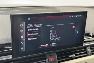 Écran tactile central affichant le menu massage avec options d’intensité dans l’Audi A5 gris clair 2024.