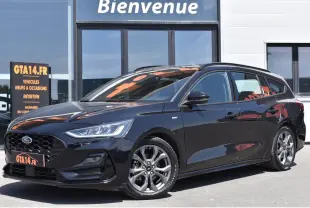 Ford Focus SW 1.5 EcoBlue 115 ST LINE X en Agate Black, vue 3/4 avant côté gauche, jantes alliage et calandre noire.