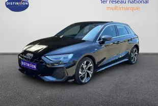 Audi A3 Sportback 40 TFSIe noir mito metal en 3/4 avant droit, finition S-Line avec jantes alliage distinctives.