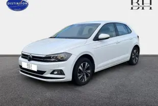 Volkswagen Polo blanc pur vue 3/4 avant droit avec jantes alu et calandre chromée sur fond neutre.