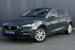 SEAT Leon 1.5 eTSI 115 DSG Style bleu Fjord en 3/4 avant droit, avec jantes alliage et vitres surteintées.
