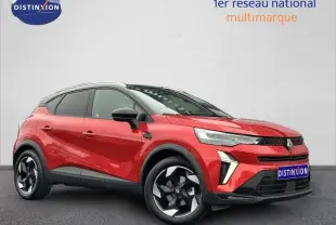 Renault Captur rouge flamme en vue 3/4 avant droit, avec jantes alliage noires et toit noir contrasté.