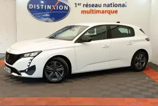 Peugeot 308 blanche vue de profil droit en intérieur, avec feux LED et jantes alliage foncé.