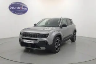 Jeep Avenger gris foncé en 3/4 avant droit, avec calandre noire distinctive et jantes au design moderne.