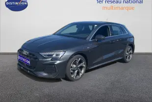 Audi A3 Sportback gris Daytona métal vue 3/4 avant droit avec jantes spécifiques S-Line et calandre noire.