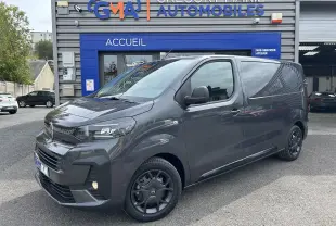 Citroën Jumpy gris titane en 3/4 avant droit, avec jantes noires et calandre moderne devant un garage GMA.