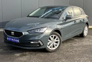 SEAT Leon 2.0 TDI 115 Style bleu Fjord en 3/4 avant droit avec jantes alliage blanches et calandre chromée.