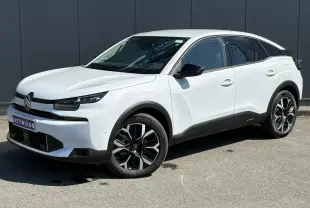 Citroën C4 Hybrid blanc Okénite vue 3/4 avant, avec jantes alliage 18'' diamantées et détails noirs contrastants.