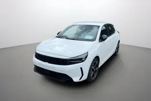 Opel Corsa Hybrid blanc kontur vue 3/4 avant droit avec jantes alliage noires et calandre noire.
