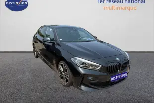 BMW Série 1 116d noire vue en 3/4 avant droit, avec calandre noire et jantes sport M, sur fond neutre.