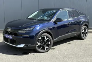 Vue 3/4 avant droite d'une Citroën C4 Hybrid 145 bleu Eclipse avec jantes alliage et phares LED distinctifs.