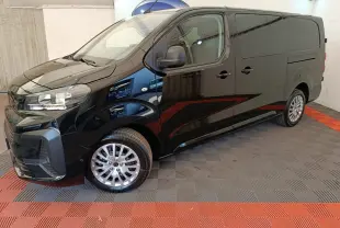 Vue 3/4 avant droit du Peugeot Expert Fourgon XL noir, avec jantes alliage et rétroviseurs noirs.