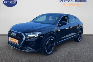 Audi Q3 Sportback noir en 3/4 avant droit, mettant en valeur sa calandre hexagonale et ses jantes noires distinctives.