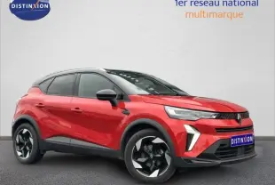 Renault Captur 2025 1.0 Eco-G 100ch Techno en 3/4 avant droit, rouge flamme avec toit noir étoilé et jantes distinctives.