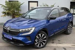 Renault Austral E-Tech hybride bleu Iron vue 3/4 avant droit avec toit panoramique noir et jantes alliage noires.