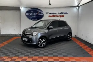 Renault Twingo Intense Energy gris foncé vue 3/4 avant droit dans un garage avec sol à damiers gris et orange.