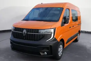 Renault Master orange vue 3/4 avant droit, avec calandre noire et phares LED en forme de C.