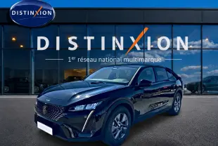 Peugeot 408 Hybrid 145 allure e-dcs6 noire vue 3/4 avant droit devant une vitrine Distinxion.