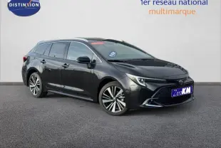 Toyota Corolla 1.8 Hybride noire vue 3/4 avant droit avec jantes alliage et calandre chromée.