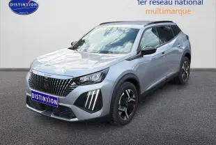 Peugeot 2008 gris artense vue 3/4 avant droit avec calandre noire et feux LED verticaux distinctifs.