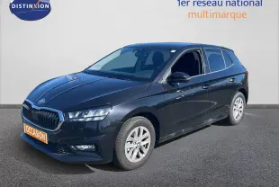 Vue 3/4 avant droite d'une Skoda Fabia noire métal 2025 avec jantes alliage et calandre chromée.