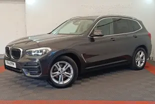 BMW X3 xDrive20d gris clair vu de profil droit en intérieur avec jantes alliage et calandre caractéristique BMW.
