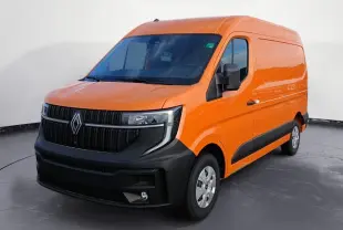 Vue 3/4 avant droit d’un Renault Master L2H2 orange avec calandre noire et pare-chocs avant noir mat.