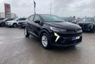 Renault Captur noir étoilé en 3/4 avant droit, avec feux LED en forme de V et calandre noire brillante.