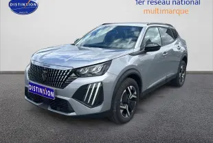 Peugeot 2008 gris artense en 3/4 avant droit, avec calandre distinctive et jantes alu bicolores.