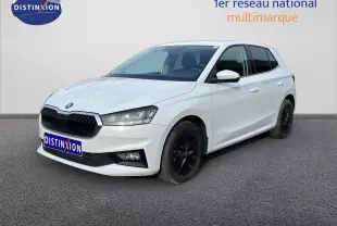 SKODA Fabia 1.0 TSI blanc glacier vue 3/4 avant droit avec jantes noires et calandre noire brillante.
