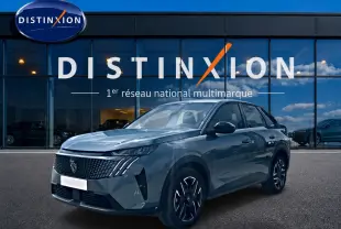 Peugeot 3008 bleu en 3/4 avant droit, avec calandre distinctive et jantes alliage noires devant showroom Distinxion.