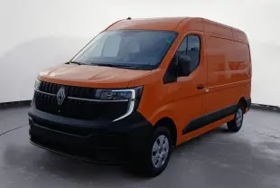 Renault Master L2H2 orange en 3/4 avant droit, avec calandre noire et phares LED en forme de C.