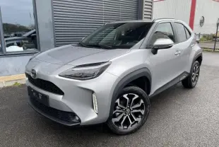 Toyota Yaris Cross gris clair vue 3/4 avant droit, avec toit noir et jantes alliage distinctives.