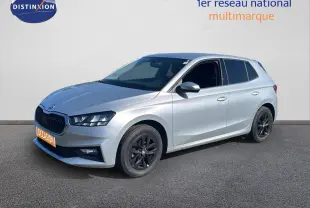 Vue 3/4 avant droite d'une Skoda Fabia 2025 gris argent Reflex Silver avec jantes noires et calandre noire.