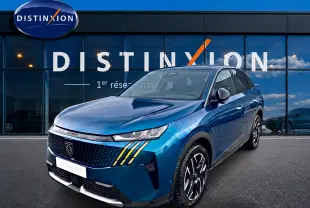 Peugeot 3008 bleu en 3/4 avant droit, avec calandre distinctive et feux LED à griffes jaunes visibles.