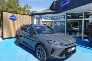 Vue 3/4 avant droit d'un CUPRA Formentor gris métallisé stationné devant un showroom avec logo Distinxion.