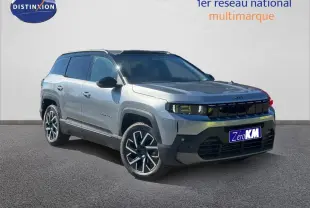 Jeep Compass Yosemite 2026 vue 3/4 avant côté gauche, carrosserie grise avec toit noir et jantes alu noires.