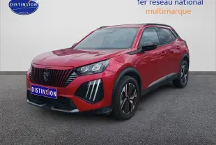 Peugeot 2008 rouge elixir en 3/4 avant droit, avec calandre noire et jantes alu bicolores.