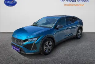 Peugeot 408 Hybrid 145 allure bleu en 3/4 avant droit, avec calandre distinctive et jantes alu.