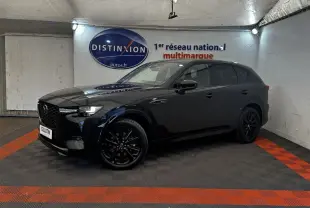 Vue 3/4 avant gauche du Mazda CX-60 noir 2024 avec jantes noires et calandre distinctive en intérieur showroom.