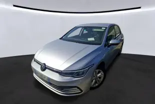 Volkswagen Golf gris clair vue 3/4 avant droit, mettant en valeur ses phares LED et la calandre épurée.