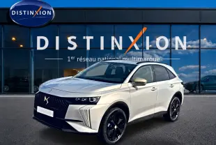 DS7 1.5 BlueHDi 130 Crystal Pearl en 3/4 avant droit, avec calandre noire et jantes alliage noires brillantes.