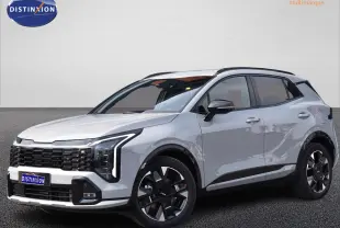 KIA Sportage hybride gris en 3/4 avant droit, avec calandre noire et jantes 19 pouces distinctives.