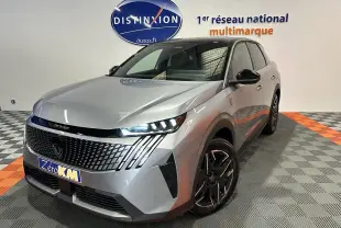 Peugeot 3008 gris Artense en 3/4 avant droit, avec calandre distinctive et phares LED allumés.